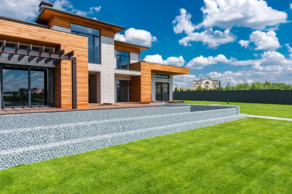 Casa Los Álamos, vivienda nueva con revestimiento de madera y jardín