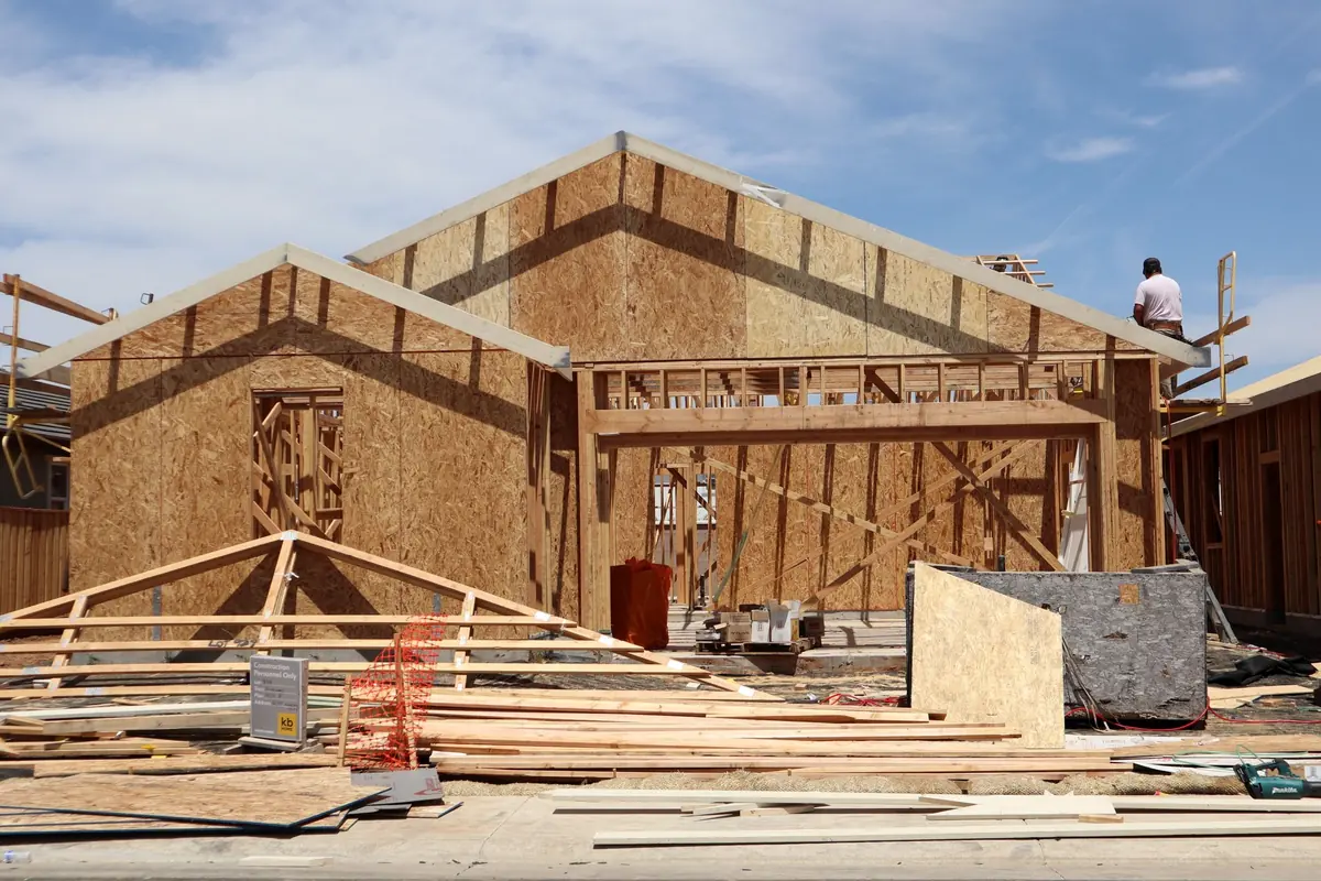 Casas de un condominio en etapa de estructura de madera
