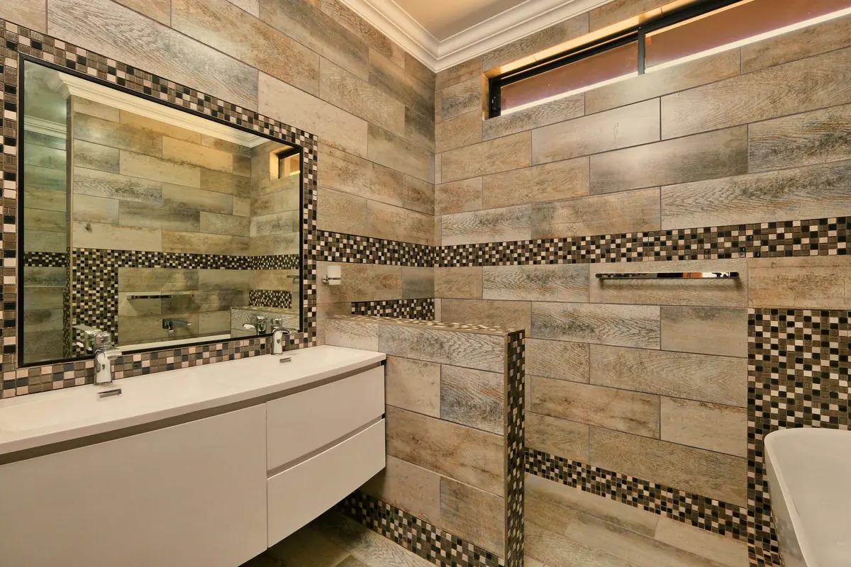 Baño principal remodelado con revestimiento de madera
