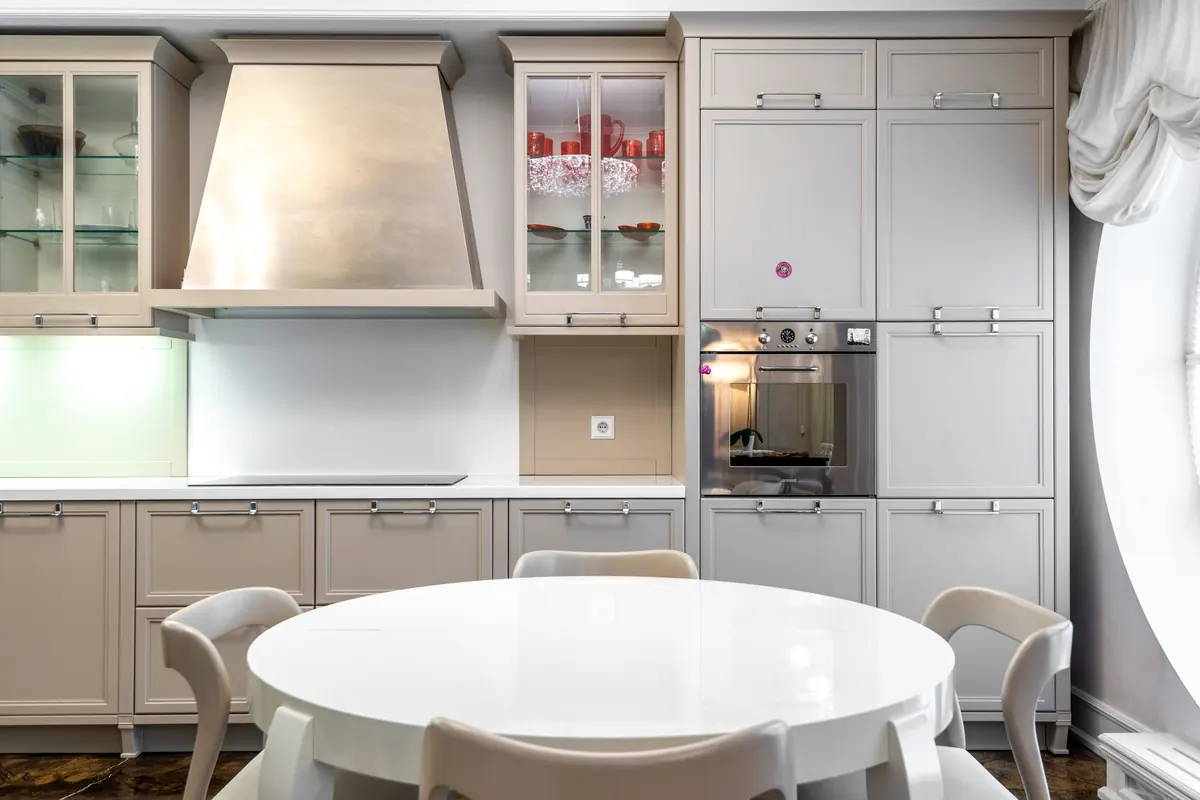 Cocina comedor remodelada en tonos claros
