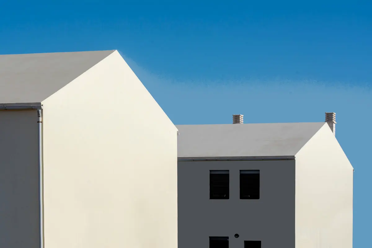 Casa Las Moreras de líneas simples y cielo despejado
