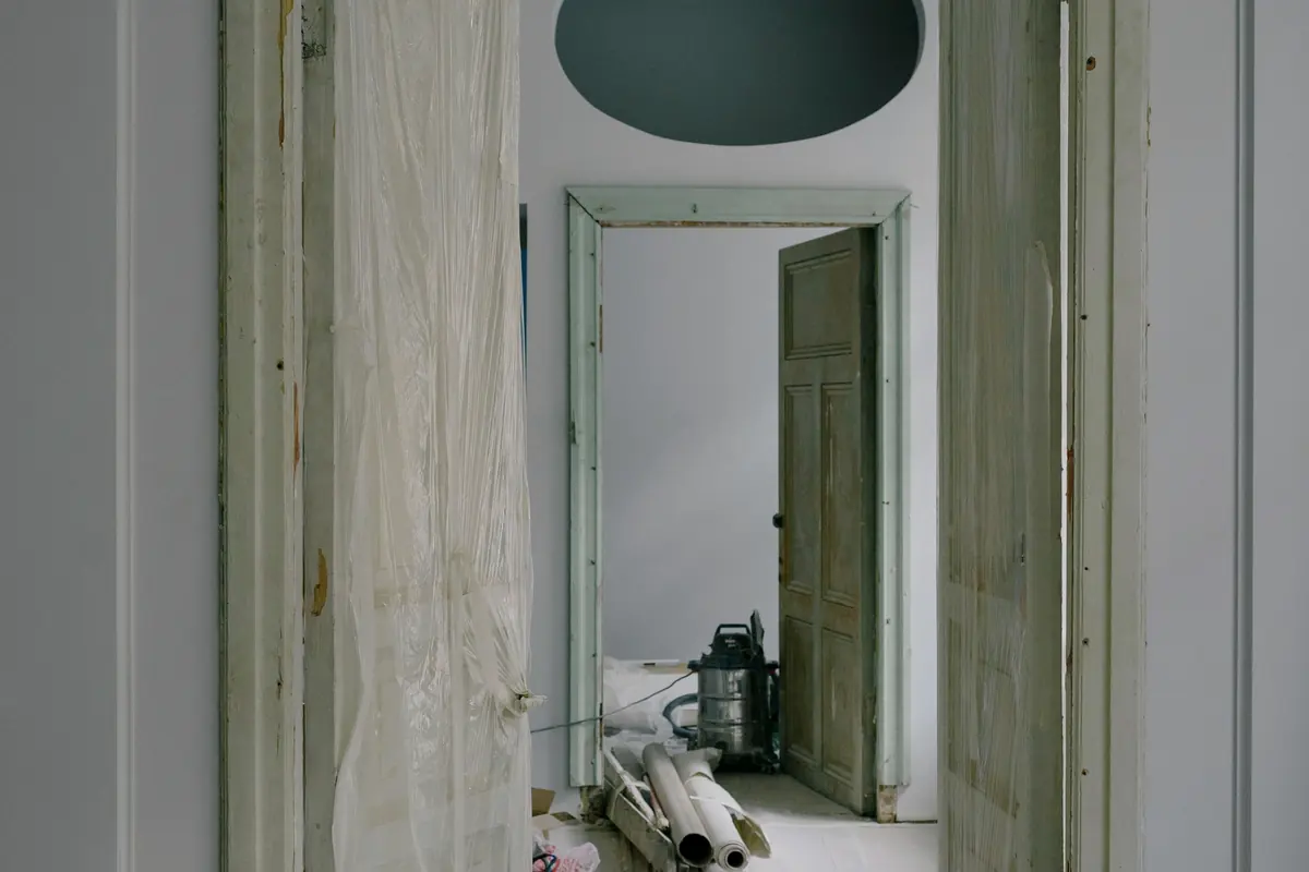 Pasillo de una vivienda en plena remodelación integral