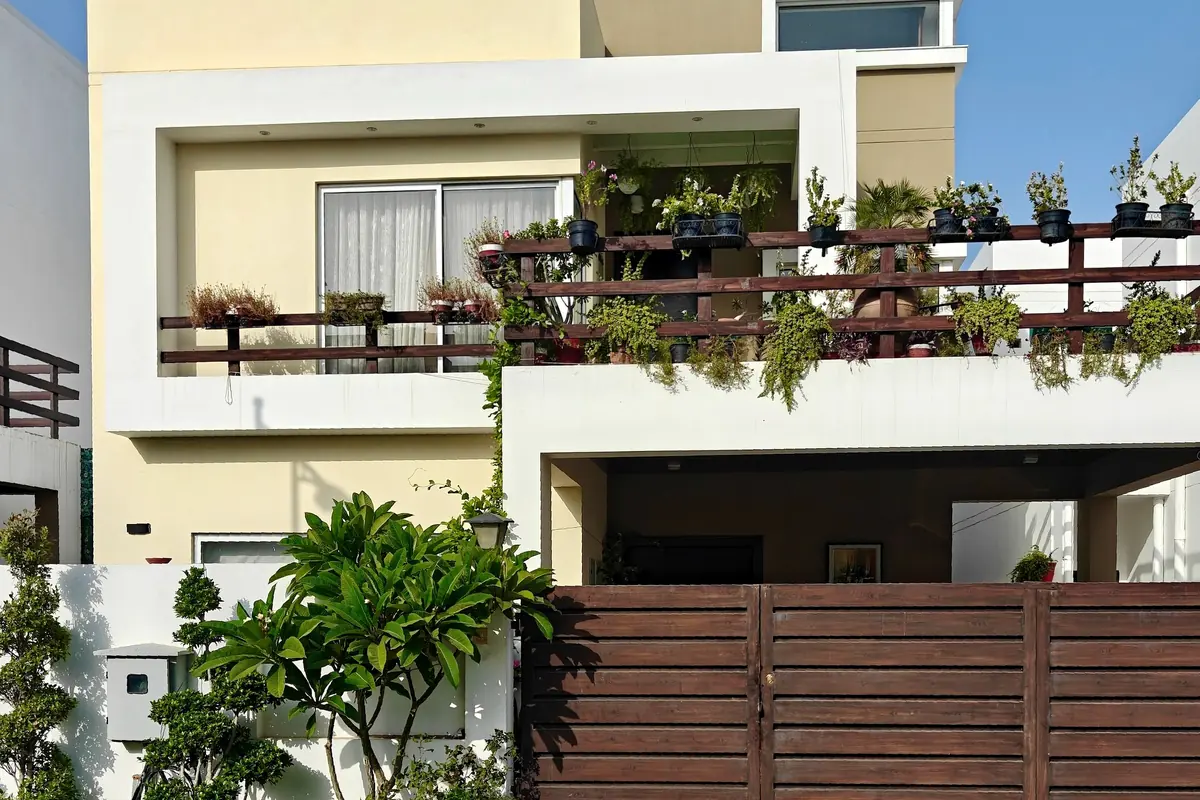 Casa Los Olivos de fachada blanca y grandes ventanales