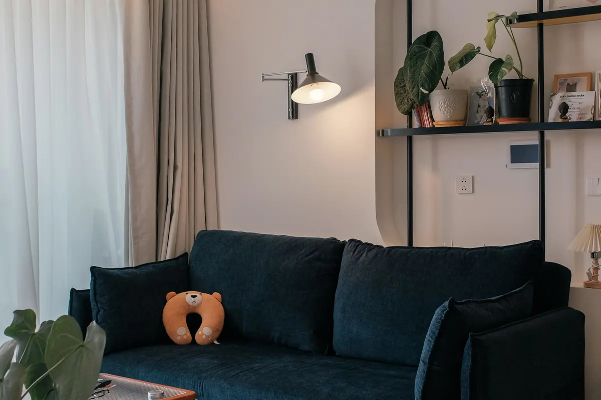 Living remodelado con sofá azul y luz natural